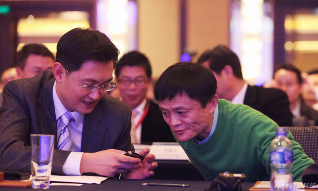 2010年12月,马化腾和马云在会上合影