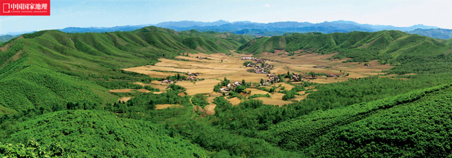 岫岩陨石坑全景照片