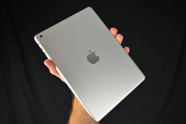 2/50         周末曝光了第五代ipad外壳的高清组图,并与第四代ipad