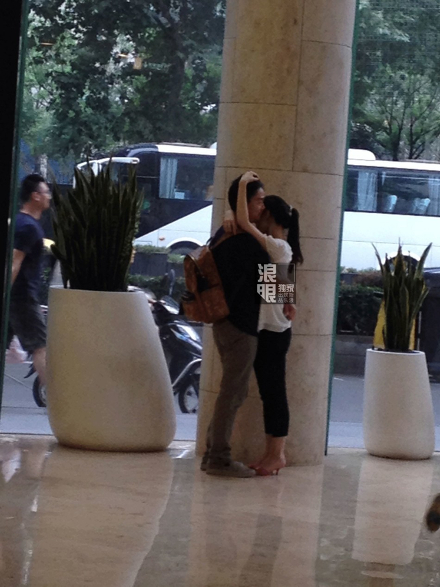 刘强东奶茶亲密拥抱