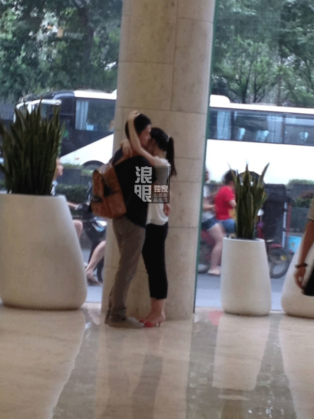 刘强东奶茶难舍难分