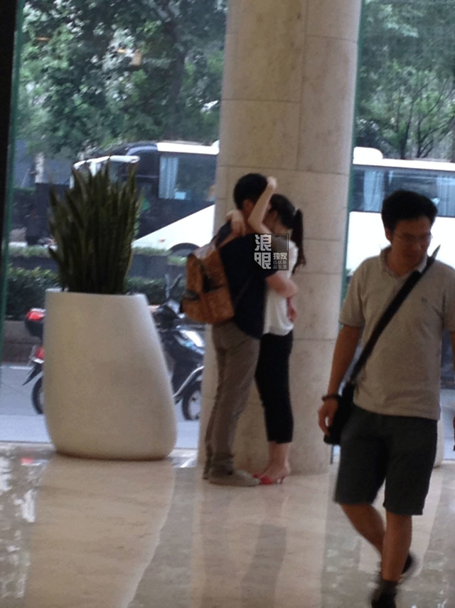 刘强东奶茶亲密无间