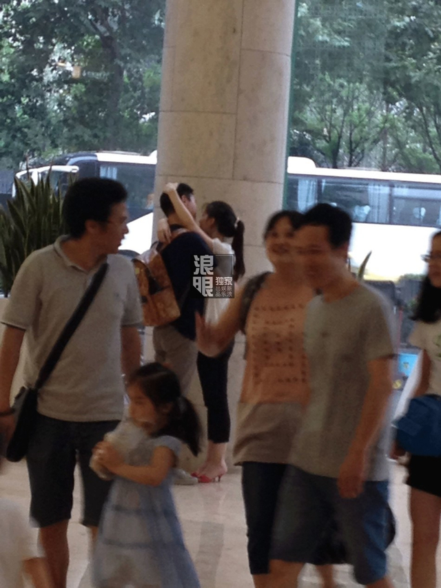 刘强东奶茶耳语