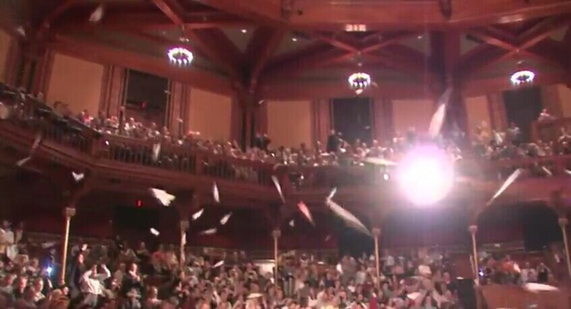 纸飞机漫天