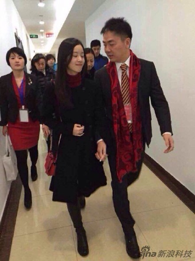 刘强东牵手奶茶妹妹出席北大光华新年论坛