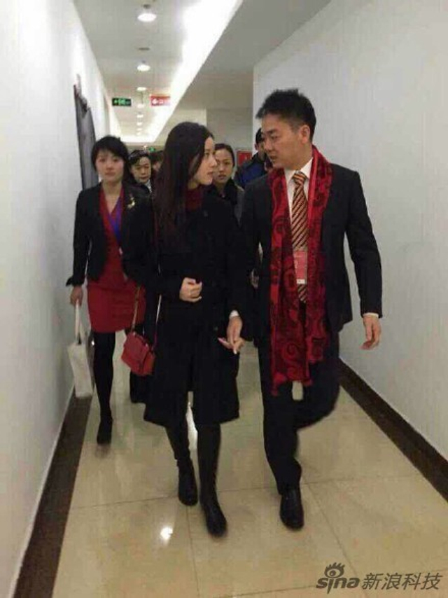 刘强东牵手奶茶妹妹出席北大光华新年论坛