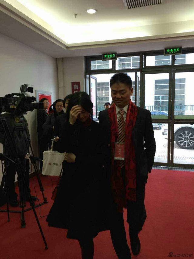 刘强东牵手奶茶妹妹出席北大光华新年论坛