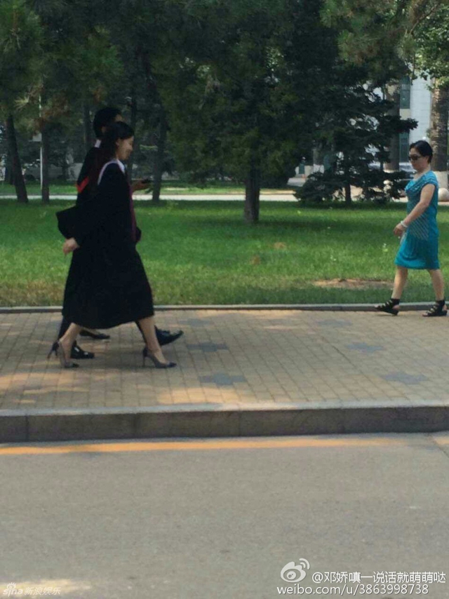 网曝刘强东陪奶茶拍毕业照 赴美休假缺席毕业礼