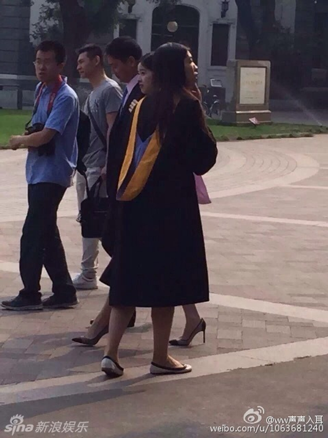 网曝刘强东陪奶茶拍毕业照 赴美休假缺席毕业礼