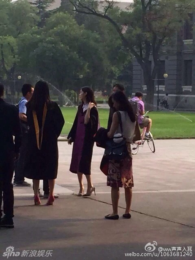 网曝刘强东陪奶茶拍毕业照 赴美休假缺席毕业礼