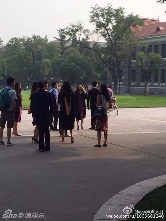 网曝刘强东陪奶茶拍毕业照 赴美休假缺席毕业礼