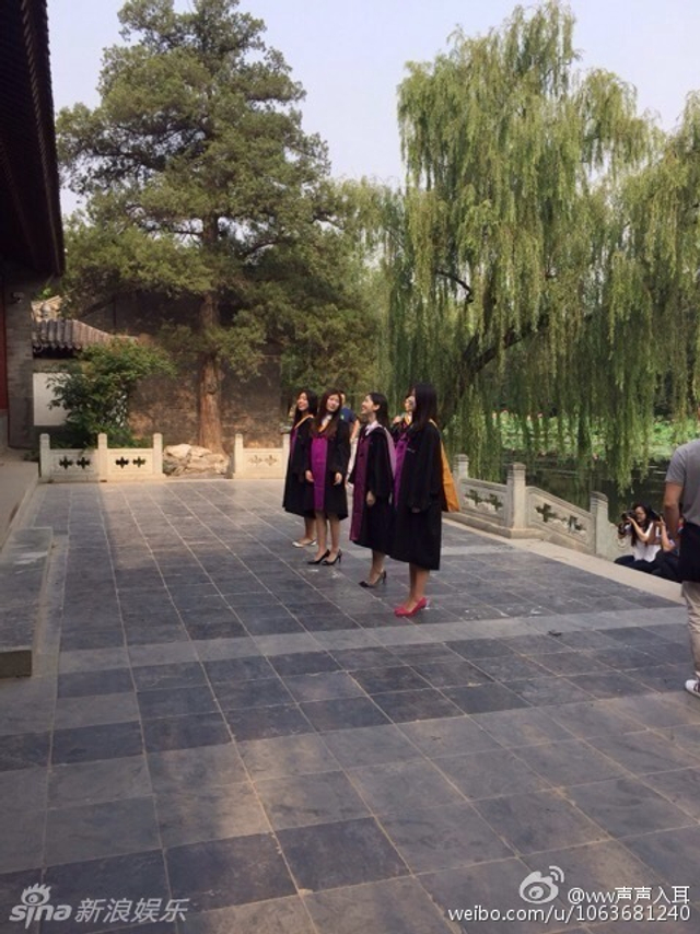 网曝刘强东陪奶茶拍毕业照 赴美休假缺席毕业礼