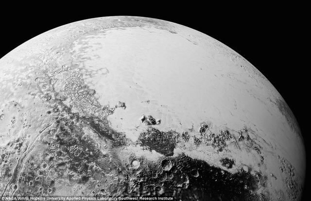 冥王星最新照:巨大冰原