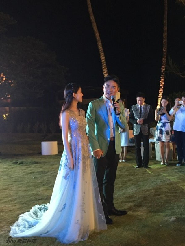 奶茶妹妹刘强东婚礼前宴会：稳稳的幸福