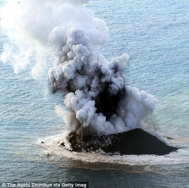 日本火山岛两年扩展12倍：与附近岛屿融为一体_新浪图片