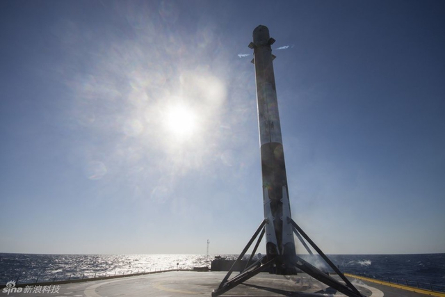 从地面视角看“猎鹰9号”火箭回收