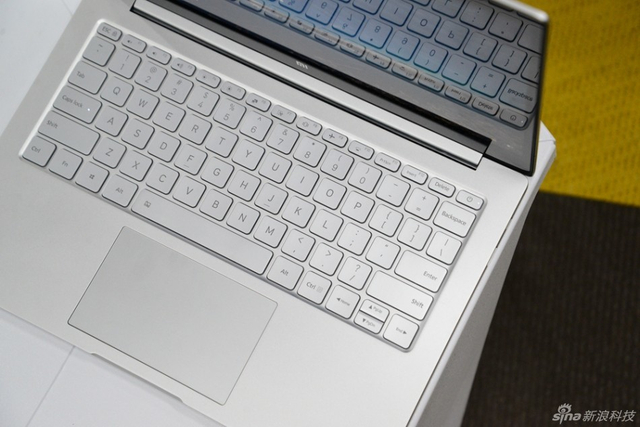小米笔记本Air实拍图赏：镭射LOGO很酷