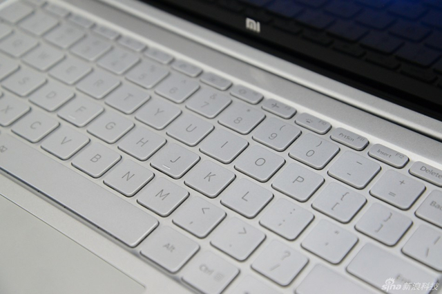小米笔记本Air实拍图赏：镭射LOGO很酷