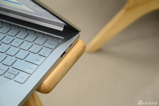 小米笔记本Air实拍图赏：镭射LOGO很酷