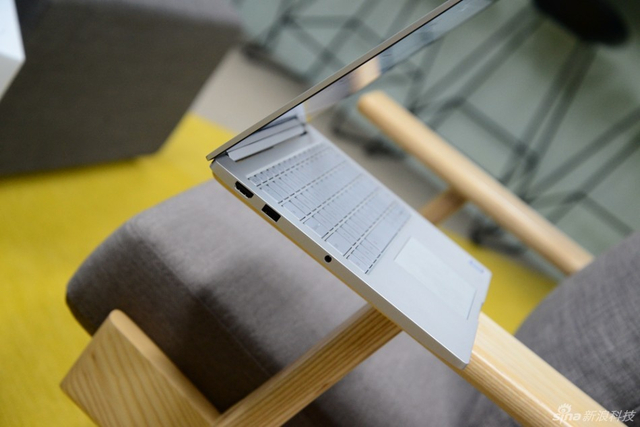 小米笔记本Air实拍图赏：镭射LOGO很酷