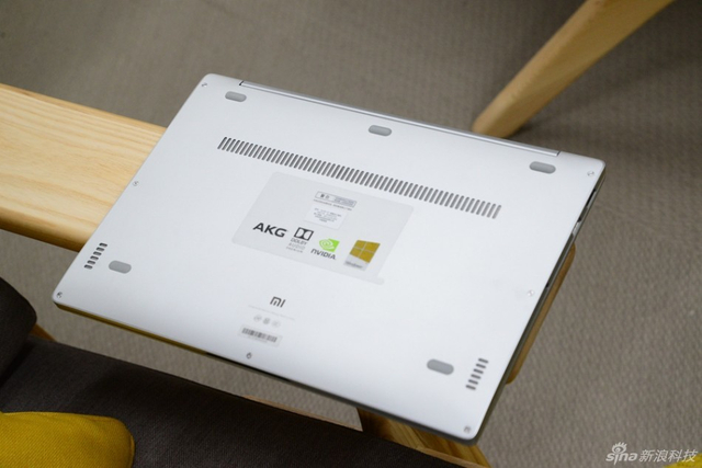 小米笔记本Air实拍图赏：镭射LOGO很酷