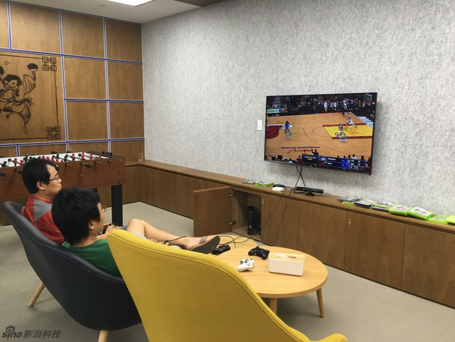 两名Google工程师在玩游戏