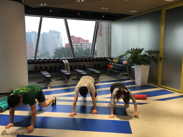 健身教练带着健身