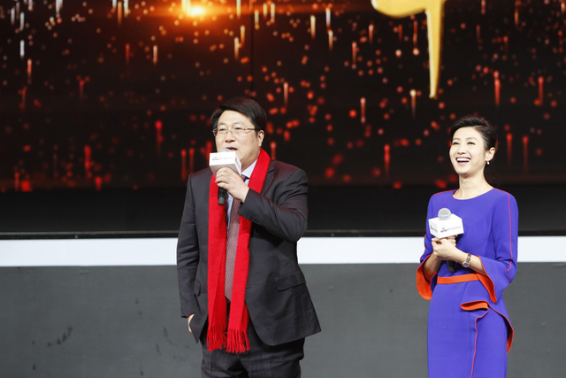 紫光集团董事长赵伟国与主持人互动