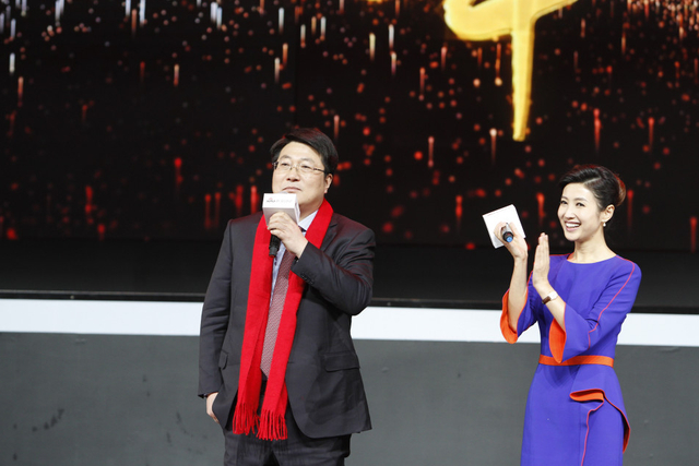 紫光集团董事长赵伟国与主持人互动