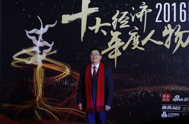 紫光集团董事长赵伟国在签名板前拍照留念