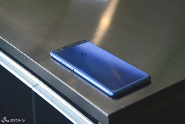HUAWEI P10真机图赏 这次的配色是钻雕蓝