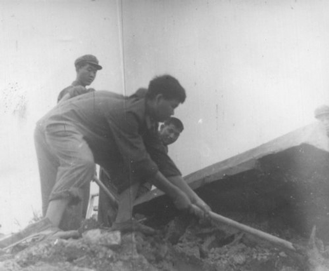 扒开记忆那层土：1976年唐山大地震现场照