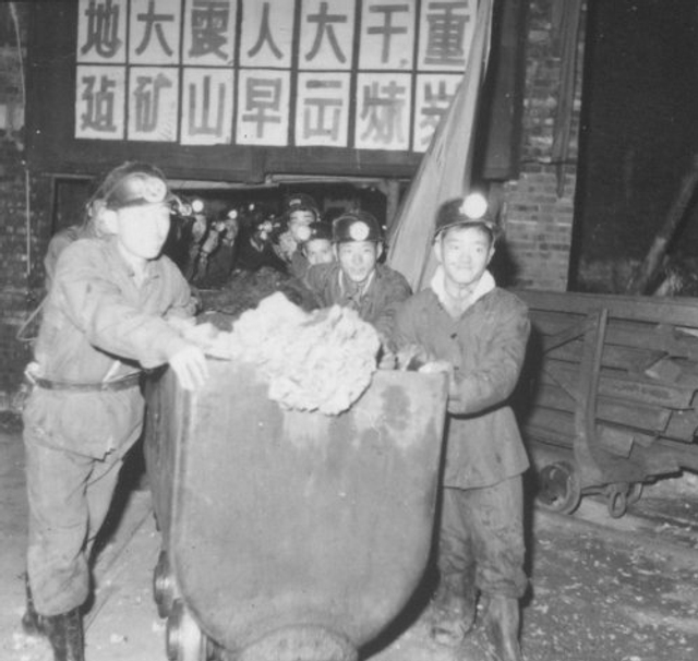 扒开记忆那层土：1976年唐山大地震现场照