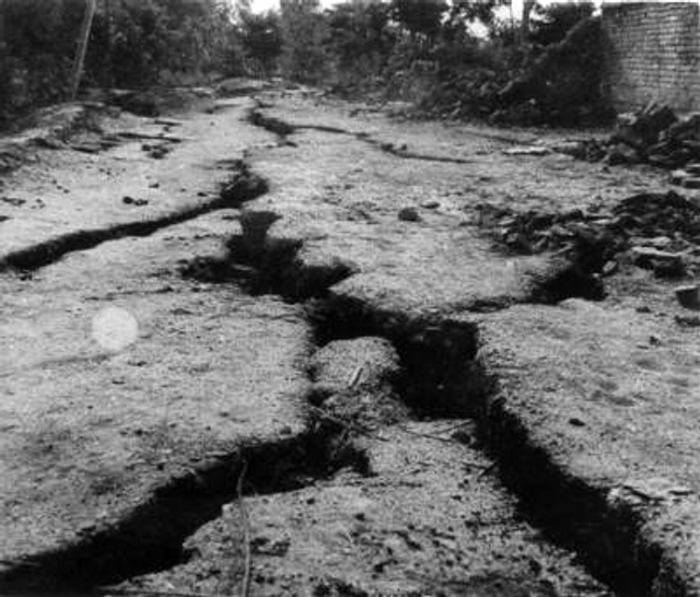 扒开记忆那层土：1976年唐山大地震现场照