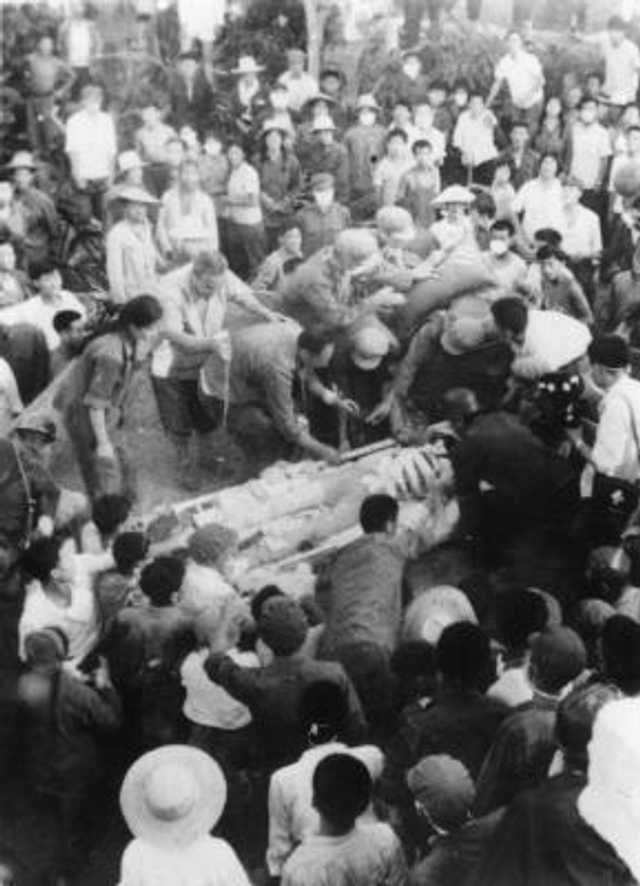 扒开记忆那层土：1976年唐山大地震现场照
