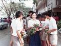 男生列队送花：泰国前女总理英拉年轻时多美