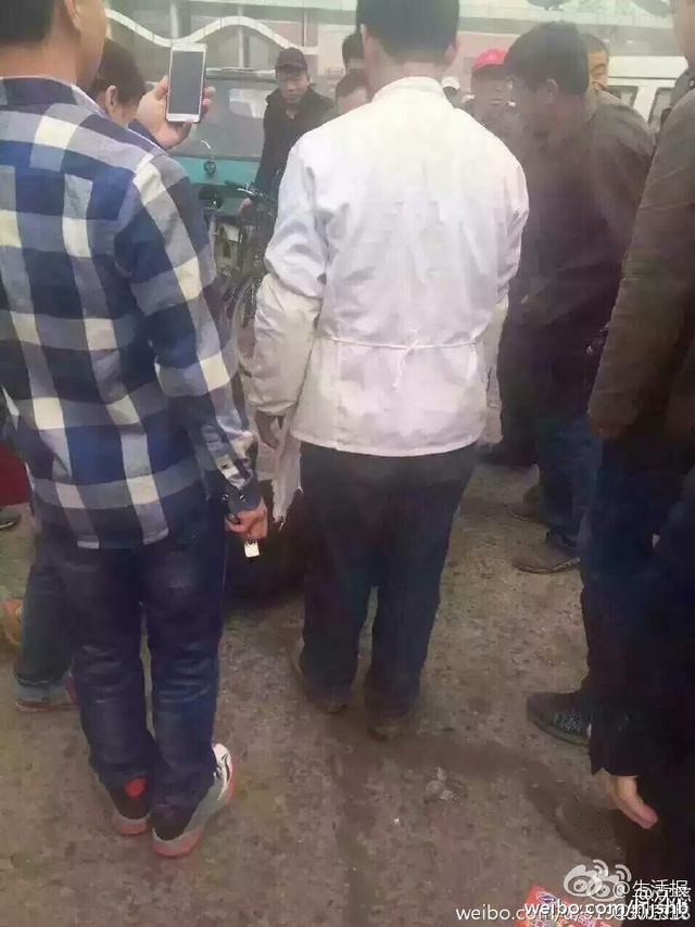 三河市燕郊市场一城管对老太太拳打脚踢