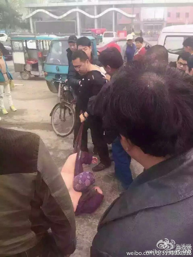 三河市燕郊市场一城管对老太太拳打脚踢