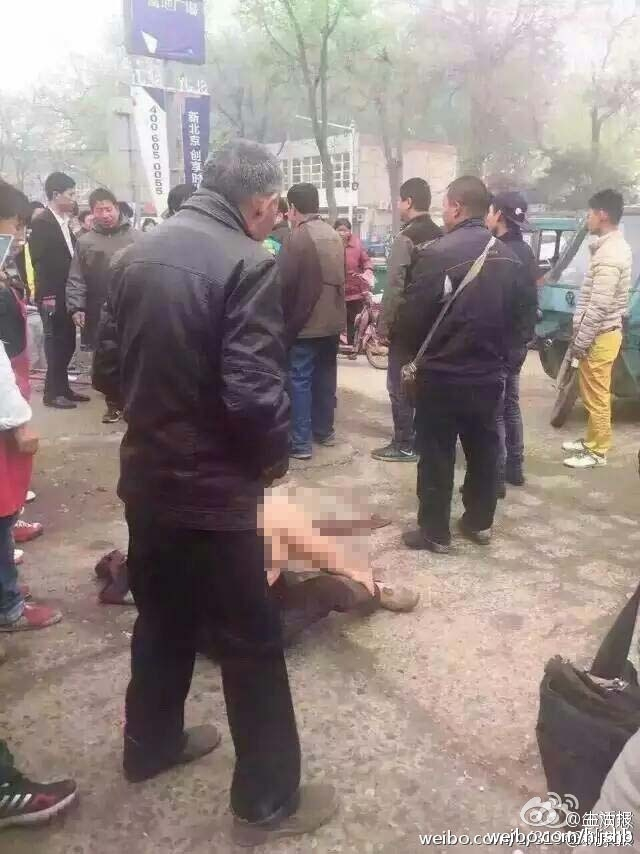 三河市燕郊市场一城管对老太太拳打脚踢