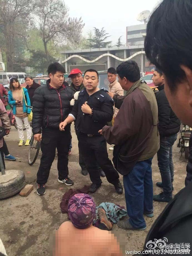 三河市燕郊市场一城管对老太太拳打脚踢