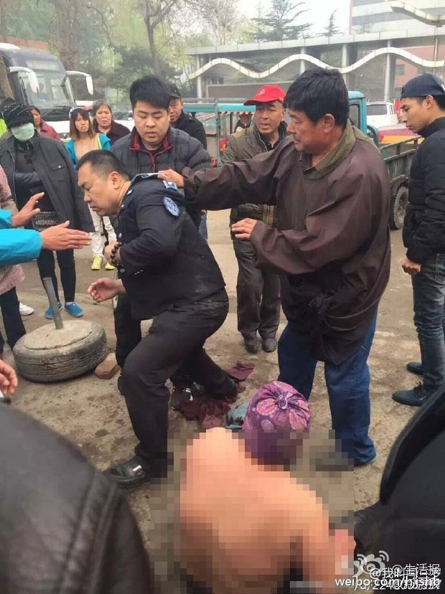 三河市燕郊市场一城管对老太太拳打脚踢