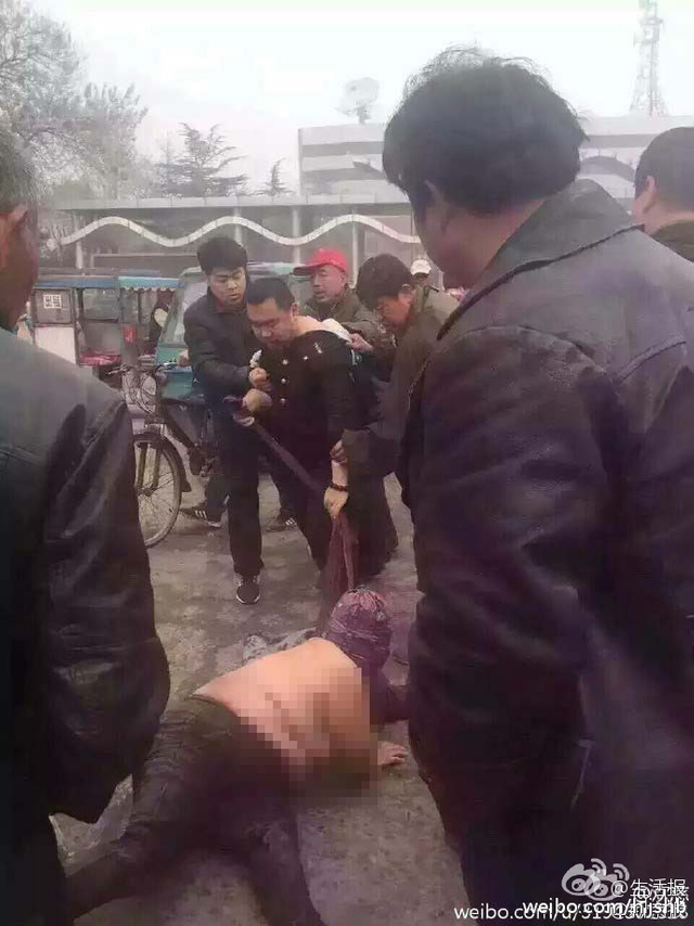 三河市燕郊市场一城管对老太太拳打脚踢