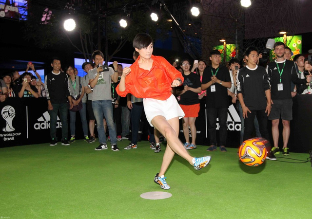 李宇春出席世界杯助威活动