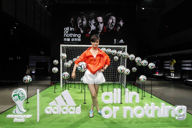 李宇春出席世界杯助威活动