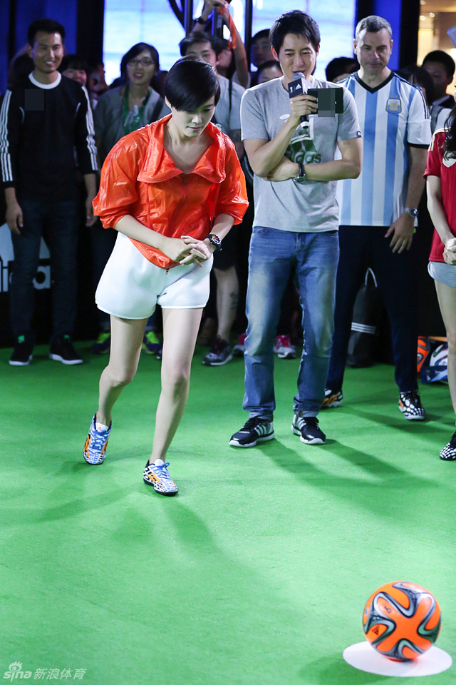 李宇春出席世界杯助威活动