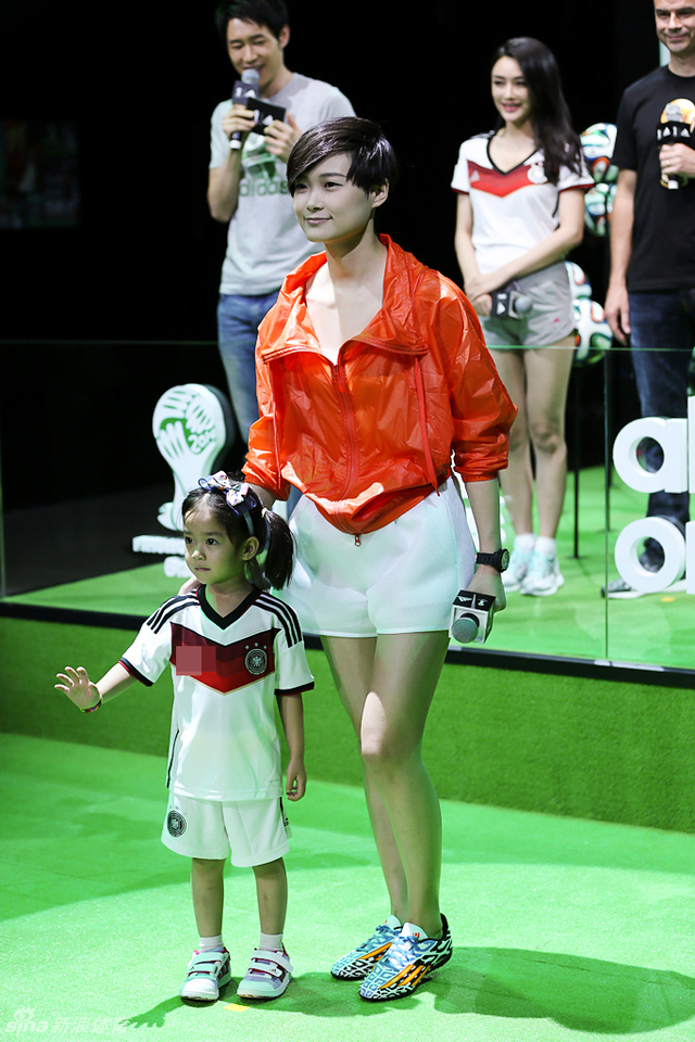 李宇春出席世界杯助威活动