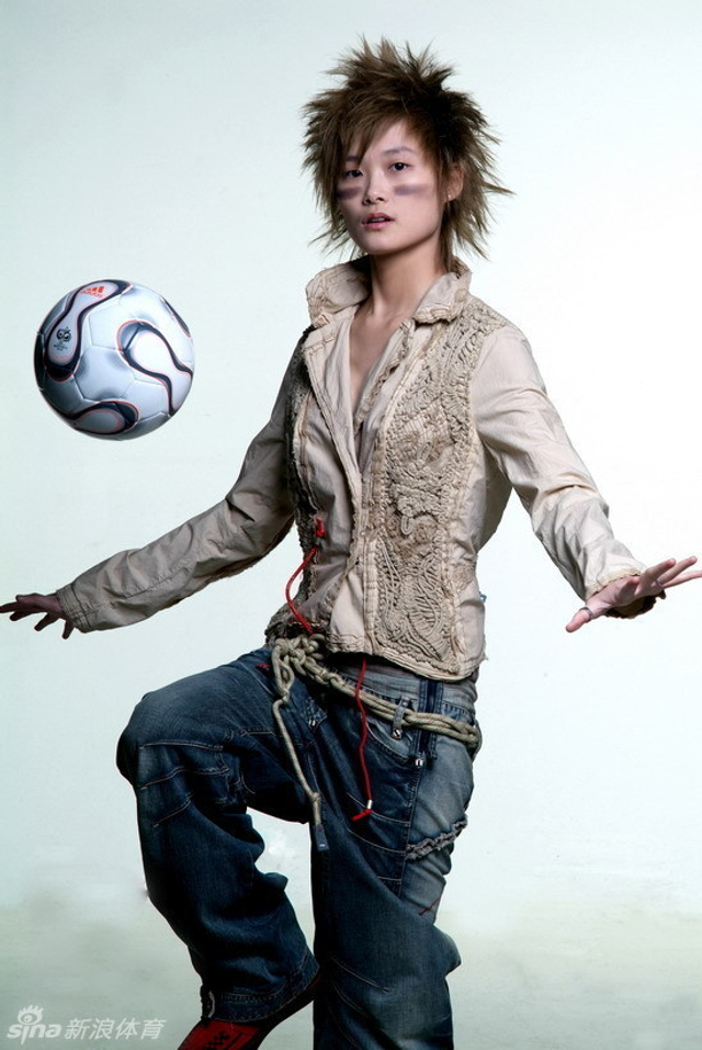 李宇春曾为世界杯拍摄足球写真