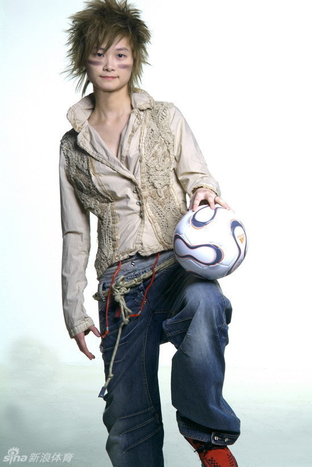 李宇春曾为世界杯拍摄足球写真