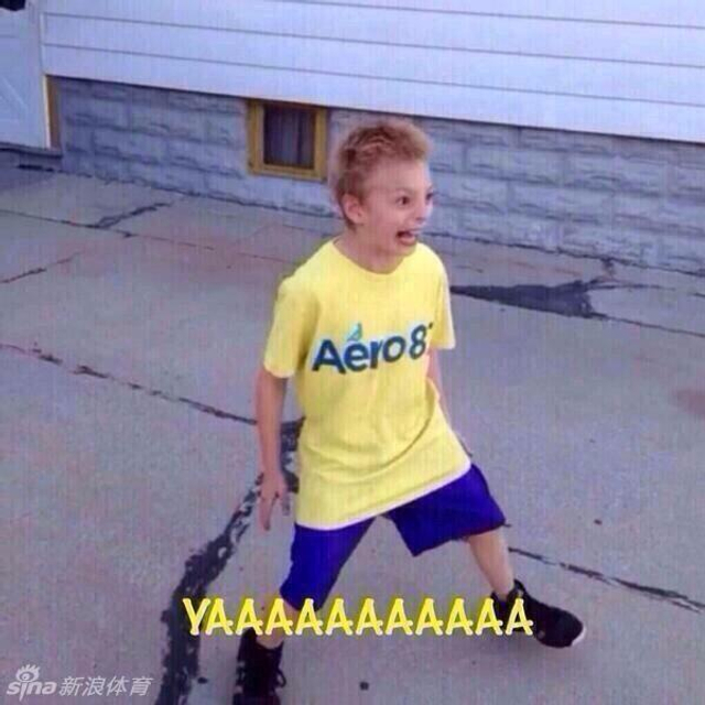 奥乔亚扑出球后球迷表情