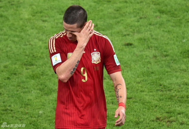 托雷斯拭去泪水